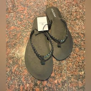 NWT Womens size 6 Volcom flip flops